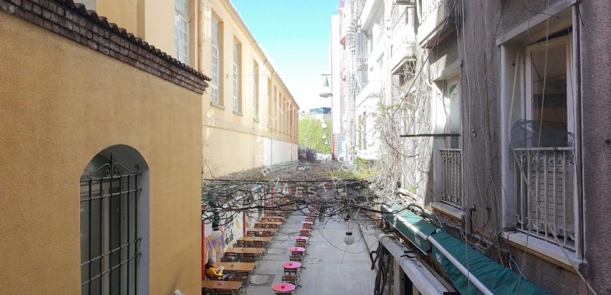 Beyoğlu, İstiklal 9 Katlı 732 m² Satılık Komple Bina